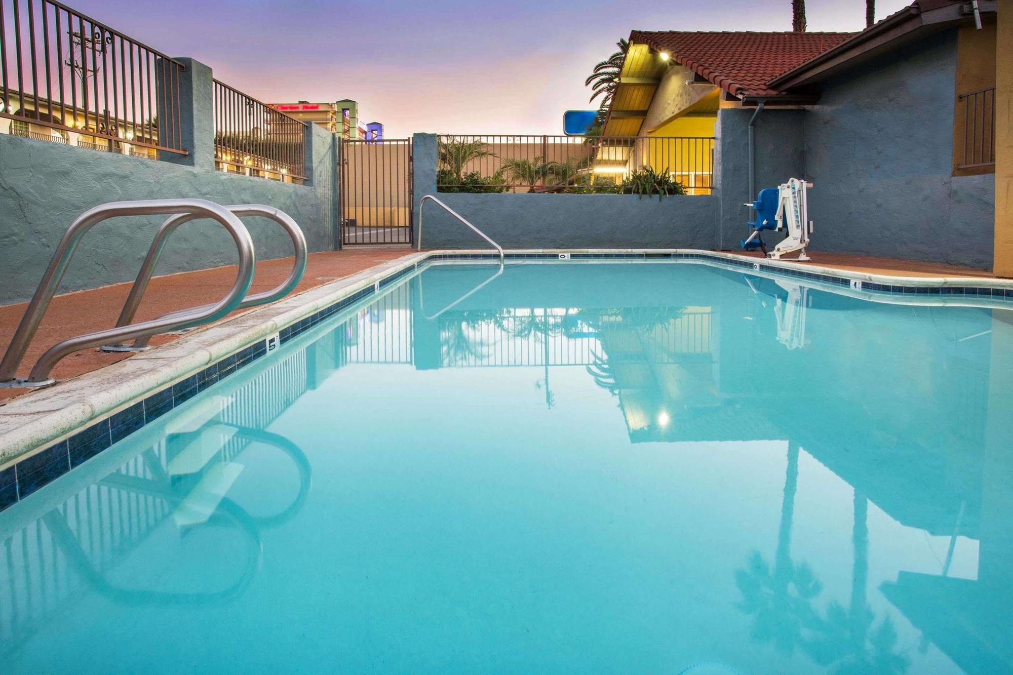 Howard Johnson By Wyndham National City/San Diego South Zewnętrze zdjęcie